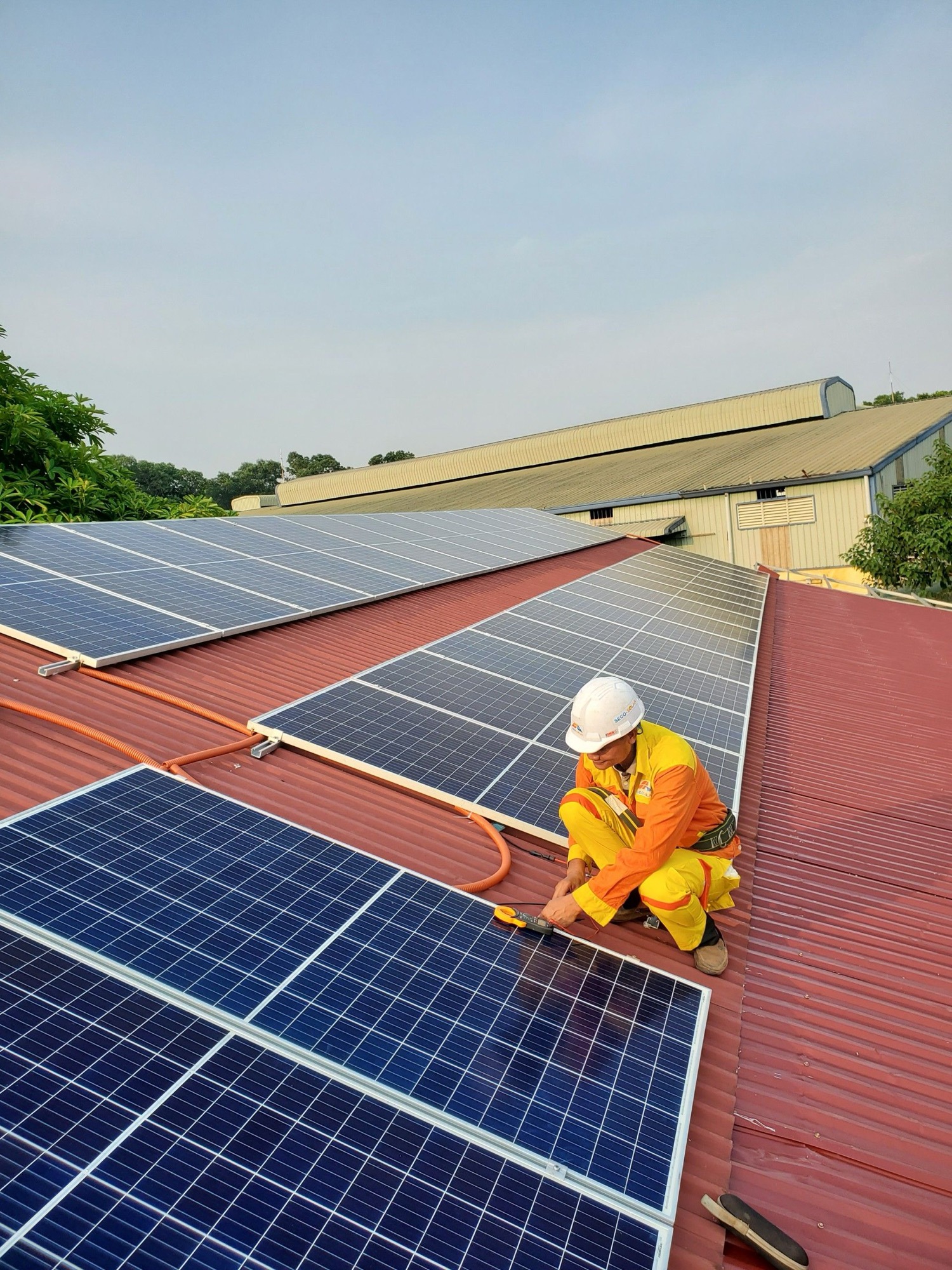 Rooftop solar panel installation representing small-scale net-metering and open-access solar projects in India